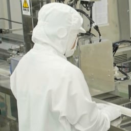 落ち着いた男性ナレーション