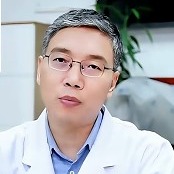 白发中年男白大褂戴眼镜男医生