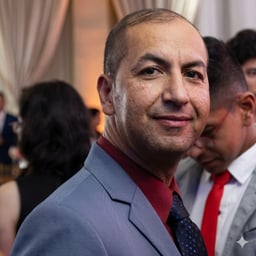 Voz Masculina Amigable