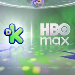 Chica que canta DK en HBO Max