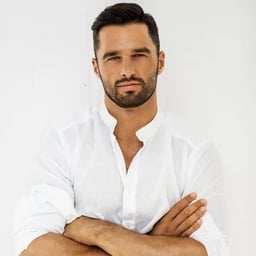 Voz neutral de hombre