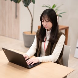 クリアな日本語女性