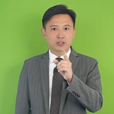 绿幕男条纹西装黑领带四六分发型