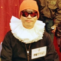 落ち着いた解説声