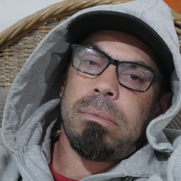 Voz Cálida y Conversacional