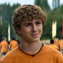 Percy Jackson (Walker Scobell) 