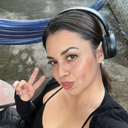 Voz Femenina Amigable